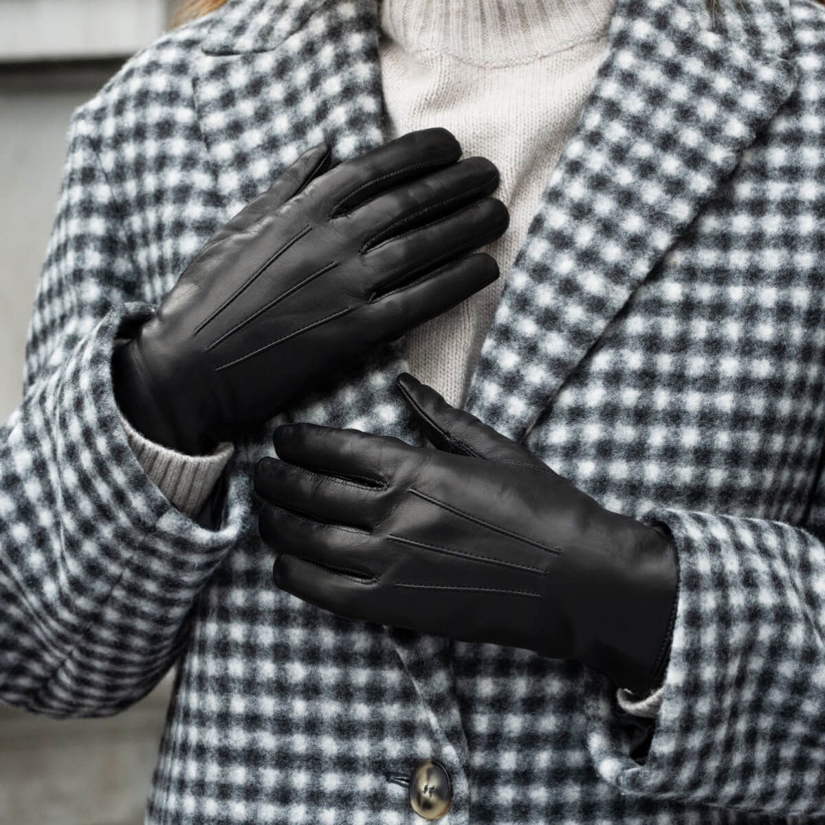 Francesca (negro) - Guantes de piel de cordero italiana con forro de piel de conejo blanco