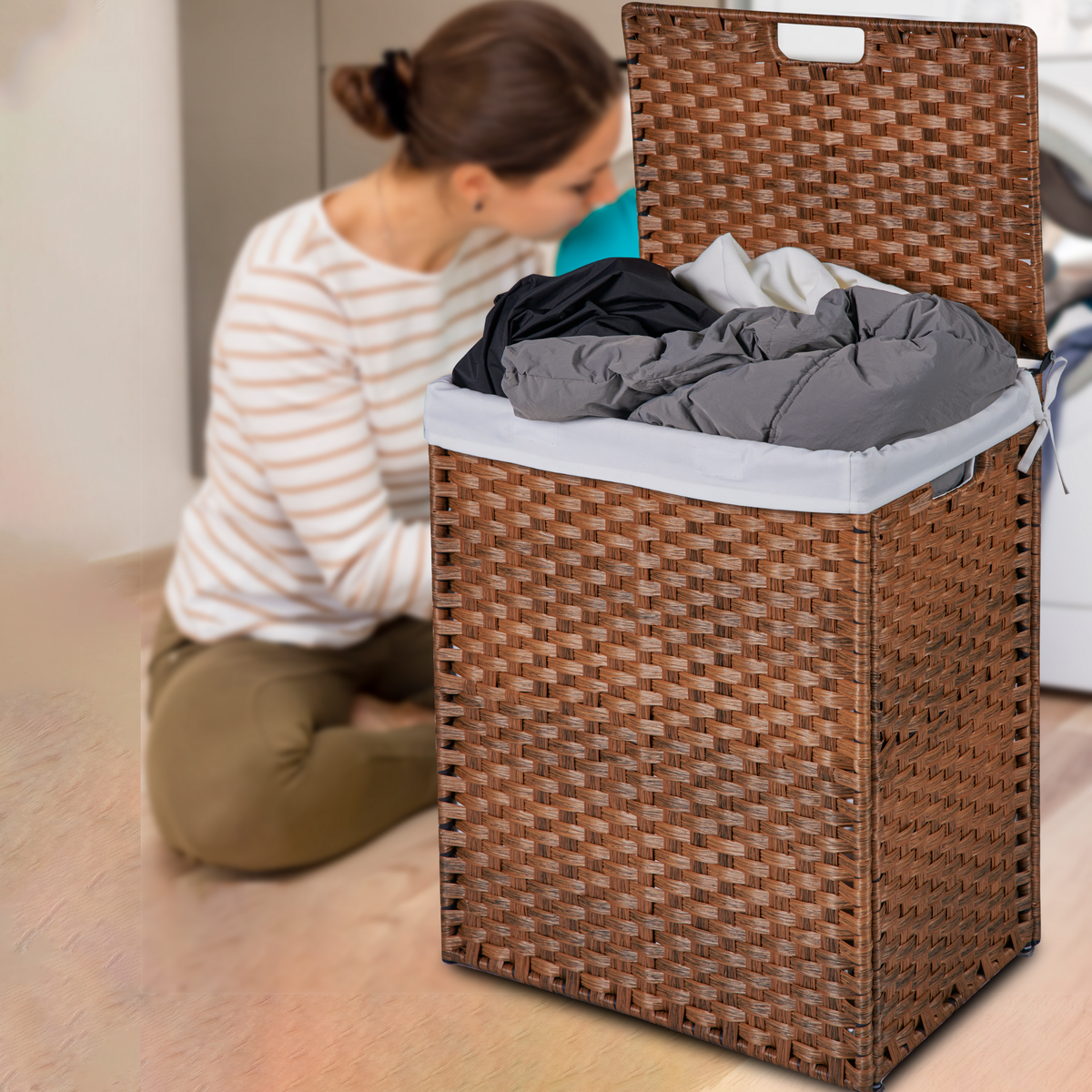 Cesto de ropa con tapa, de ratán PE, estructura con recubrimiento en polvo, con 2 bolsas extraíbles, 100 L, color marrón