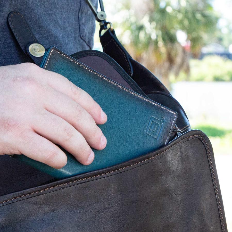 محفظة جواز سفر جلدية بحماية من تقنية تحديد الهوية بموجات الراديو (RFID)