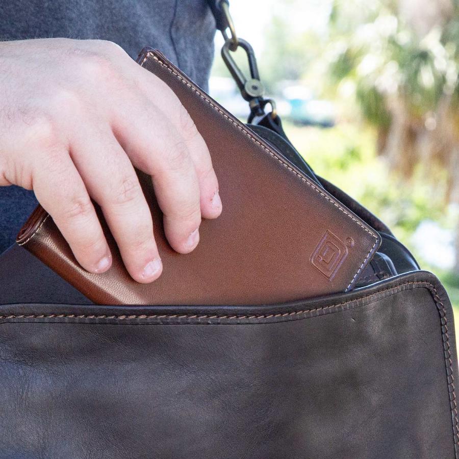 محفظة جواز سفر جلدية بحماية من تقنية تحديد الهوية بموجات الراديو (RFID)