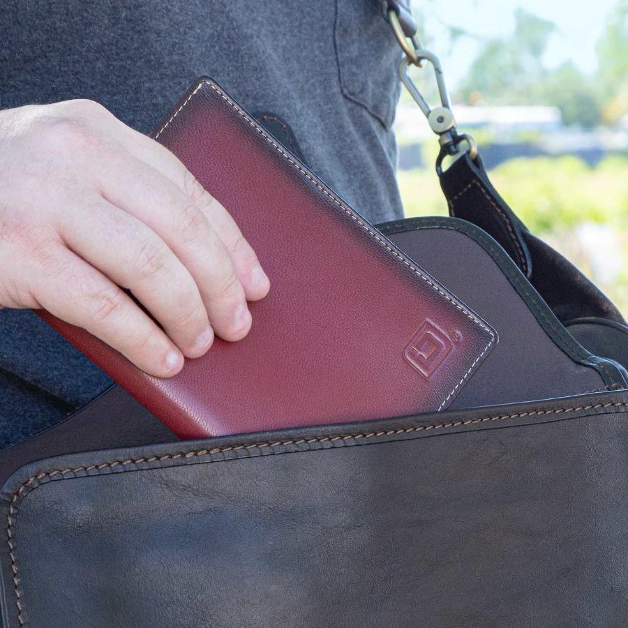 محفظة جواز سفر جلدية بحماية من تقنية تحديد الهوية بموجات الراديو (RFID)
