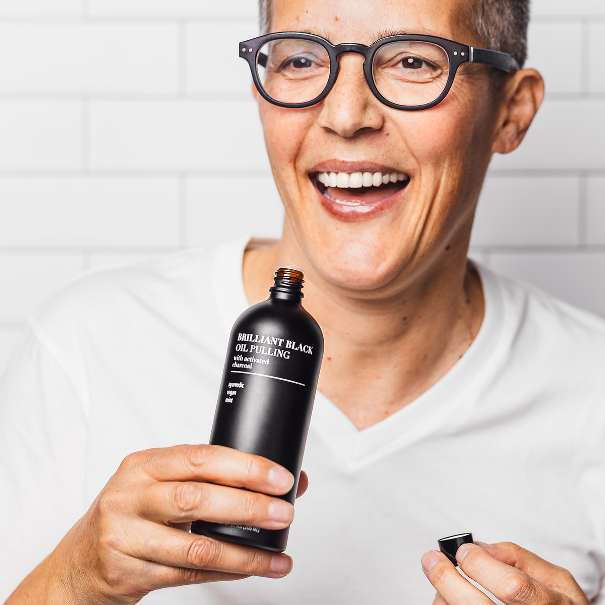 Brilliant Black® Oil Pulling – غسول فم أيورفيدي لتبييض الأسنان وإزالة السموم وتعزيز صحة اللثة